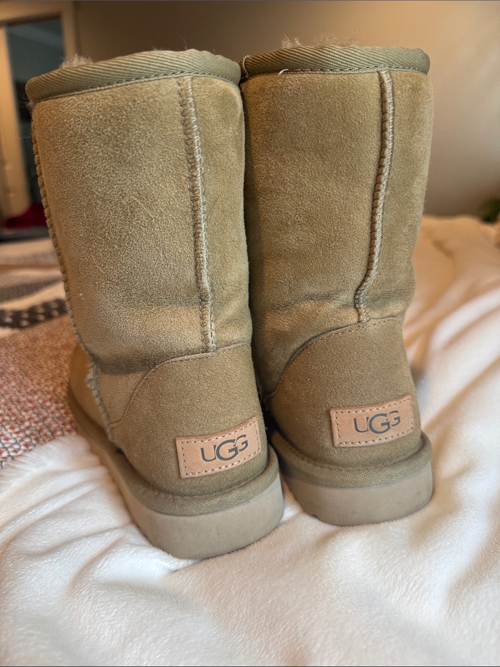 UGG Womens Classic Short Boot in Olive
